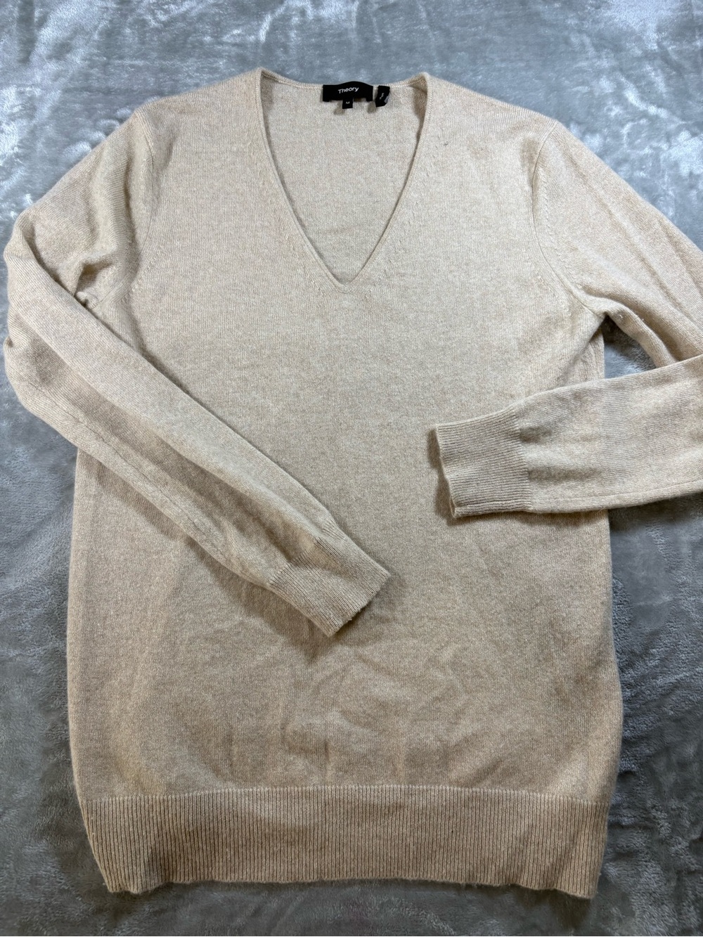 Theory 100% Cashmere V Neck Sweater Size Medium - Picture 2 of 4
